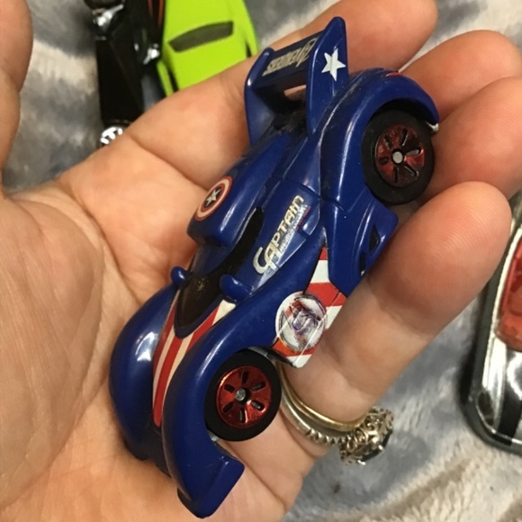 Various collectors hot wheels cars, great shape, 007, Batman - Picture 10 of 16